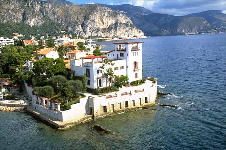 Image d'une activité par défaut, dans une ville face à la mer et la montagne.