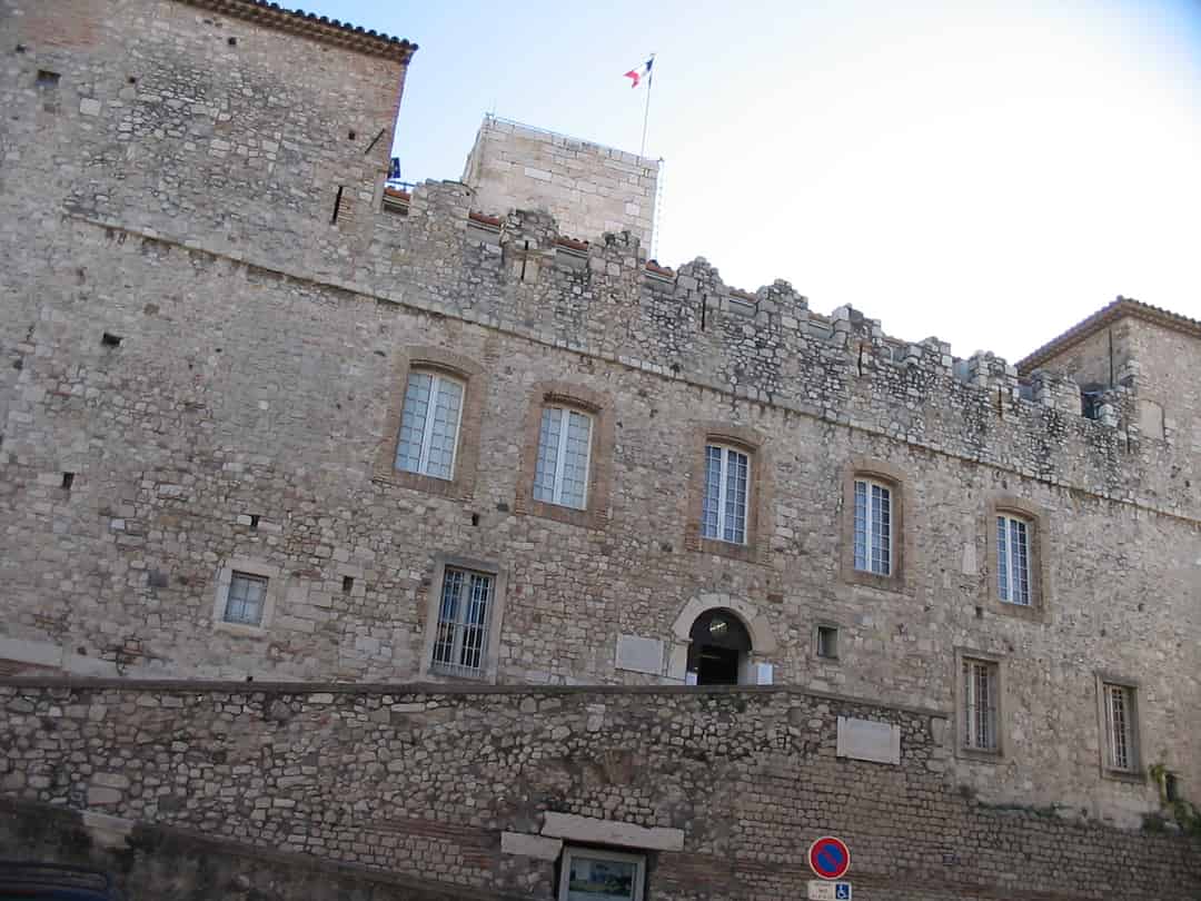 Image d'une activité par défaut, dans une ville face à la mer et la montagne.