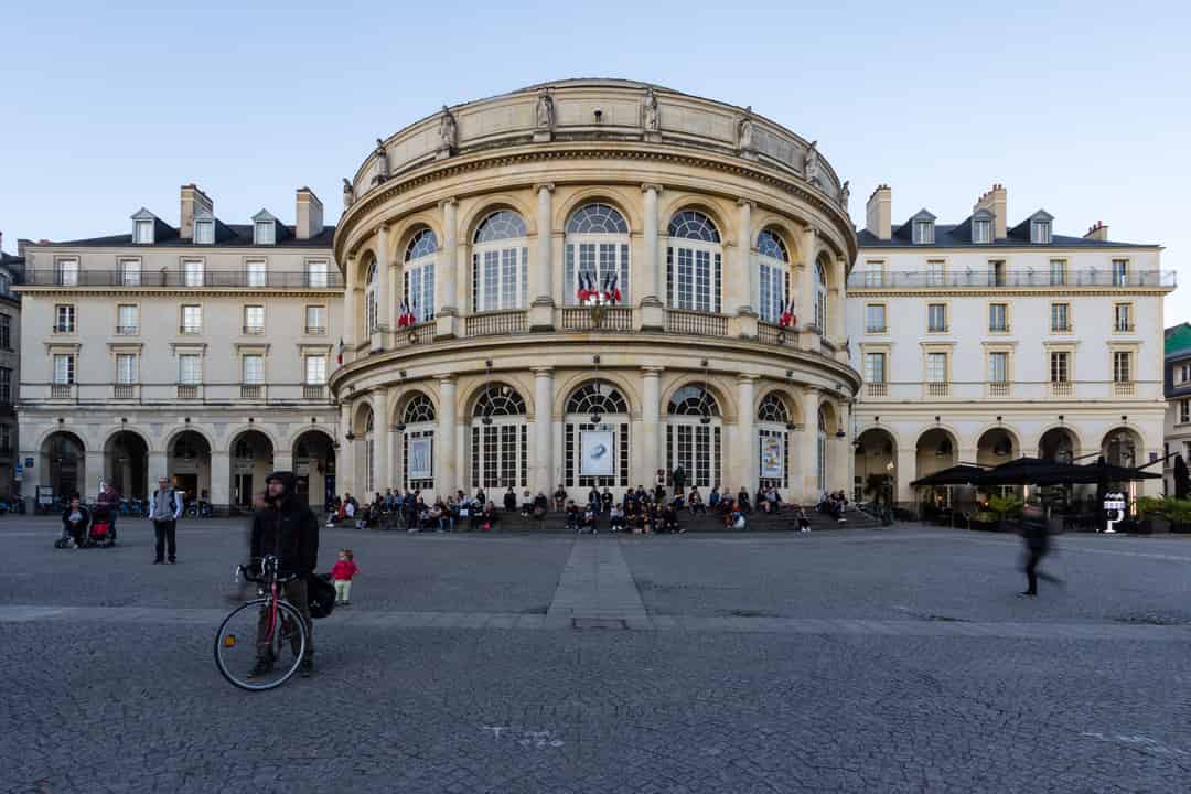 Image d'une activité par défaut, dans une ville face à la mer et la montagne.