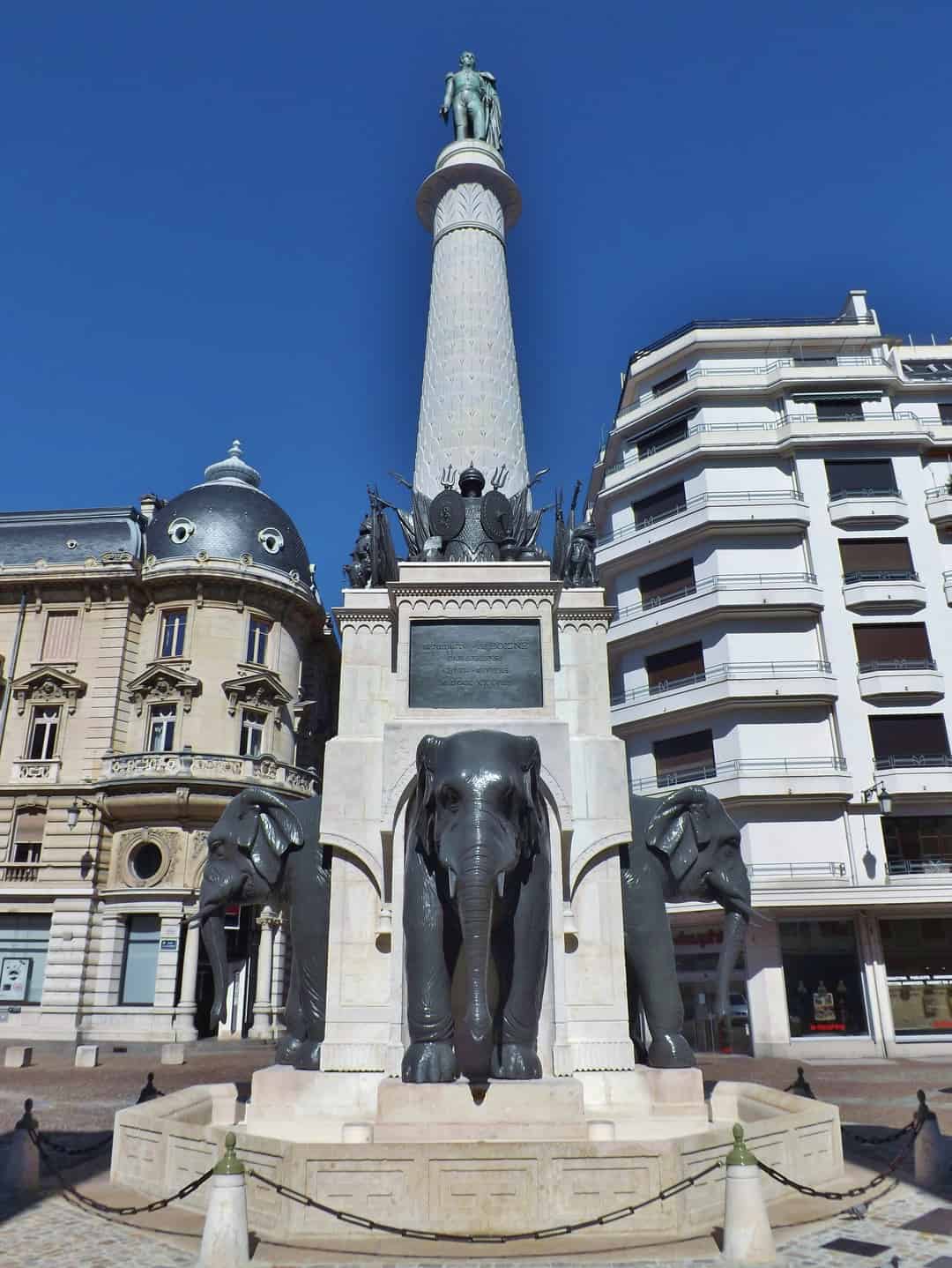 Image d'une activité par défaut, dans une ville face à la mer et la montagne.