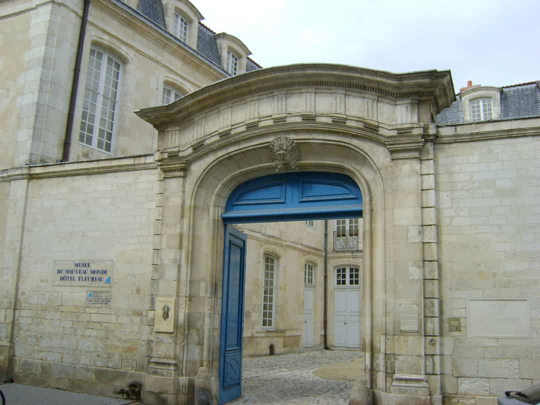 Image d'une activité par défaut, dans une ville face à la mer et la montagne.