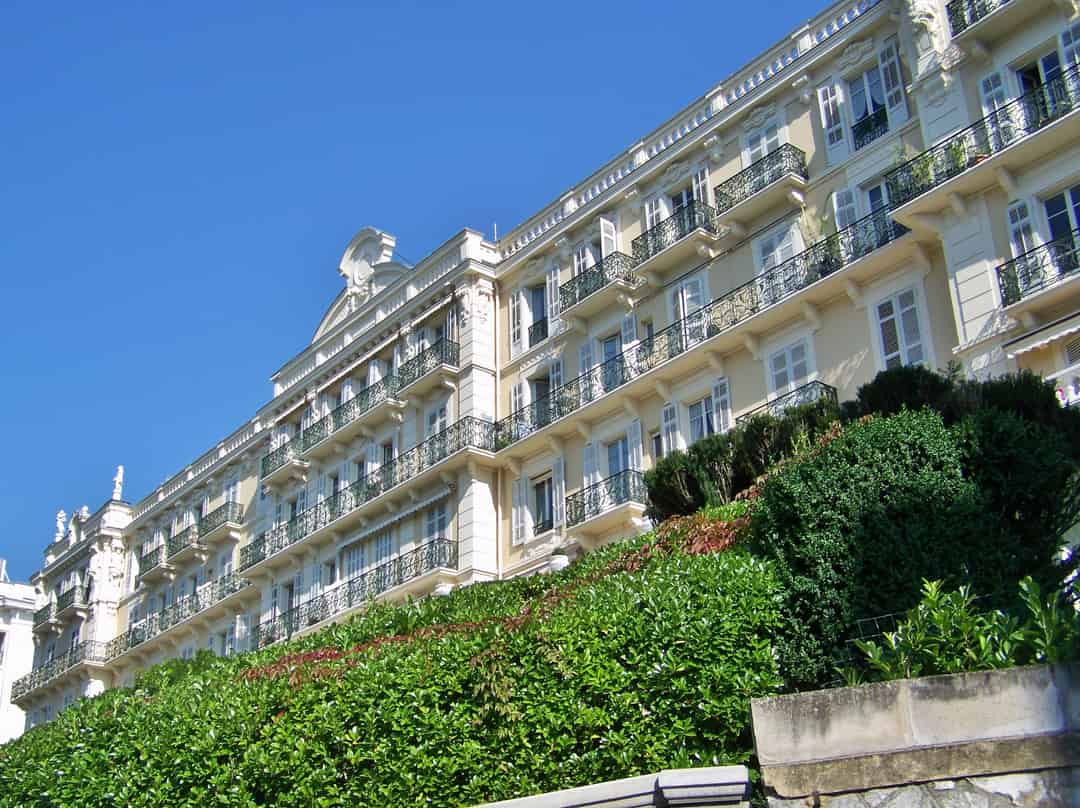 Image d'une activité par défaut, dans une ville face à la mer et la montagne.