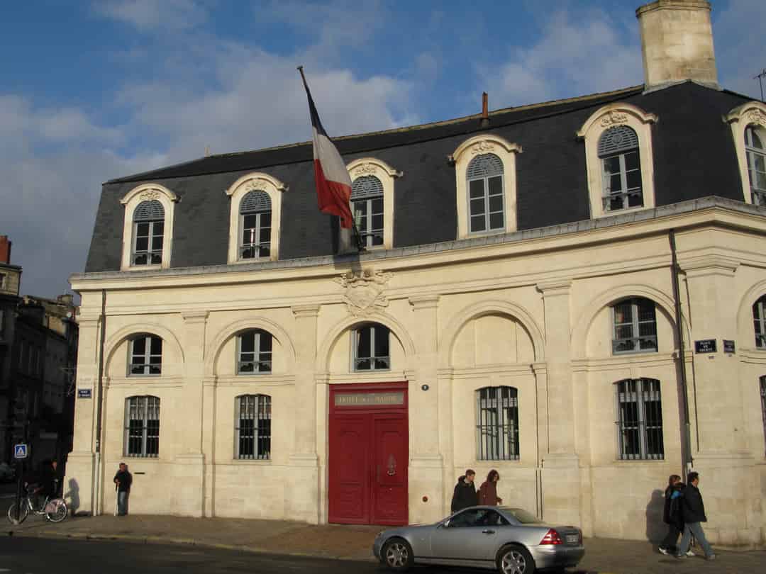 Image d'une activité par défaut, dans une ville face à la mer et la montagne.