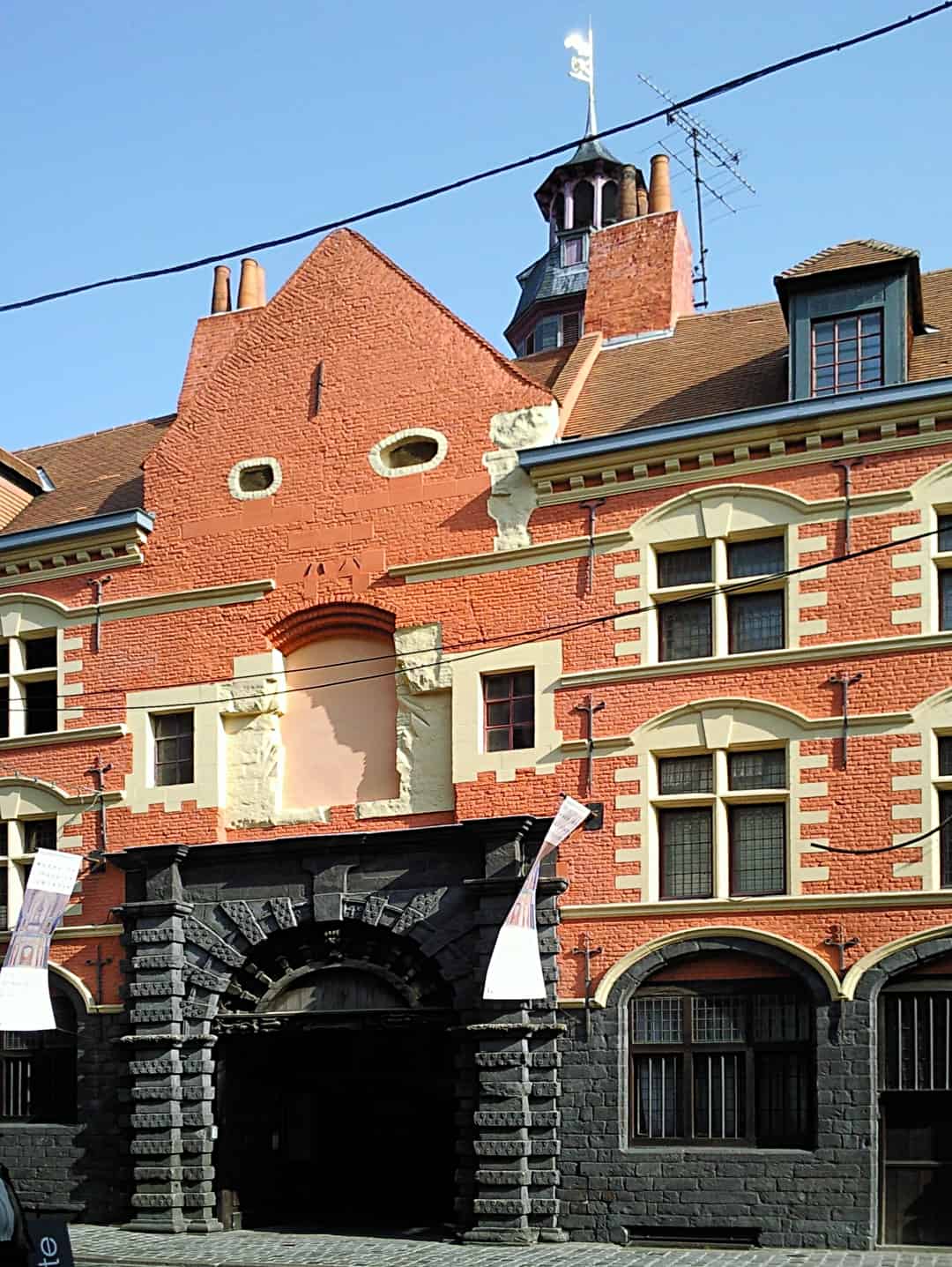 Image d'une activité par défaut, dans une ville face à la mer et la montagne.