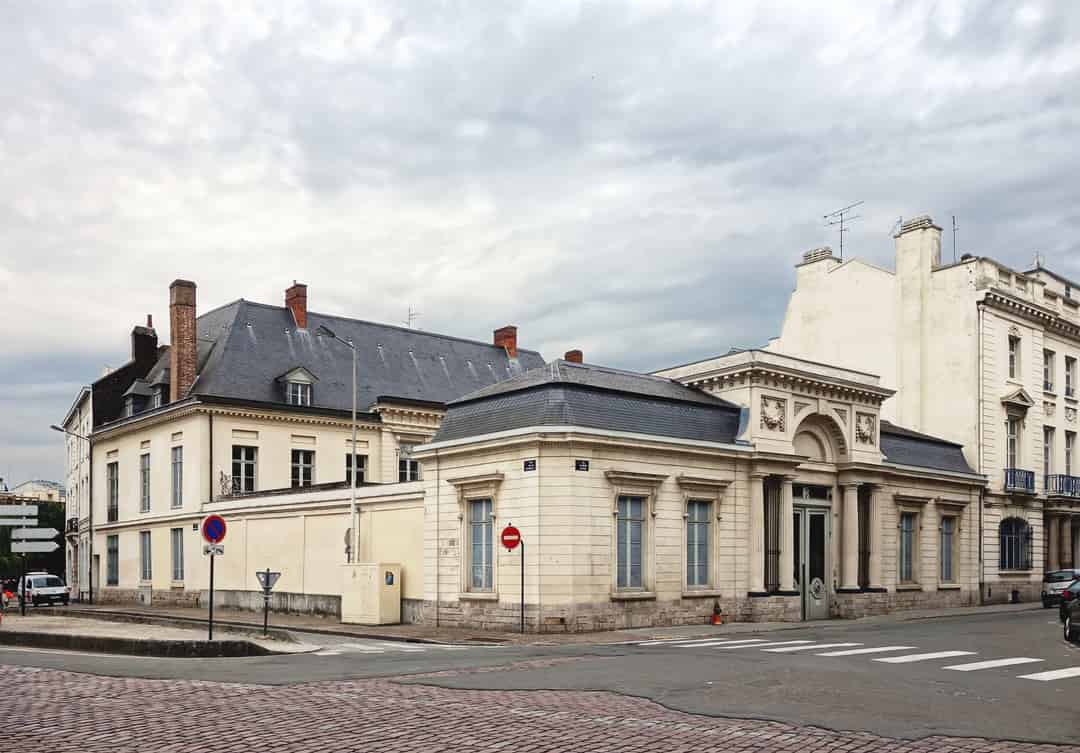 Image d'une activité par défaut, dans une ville face à la mer et la montagne.