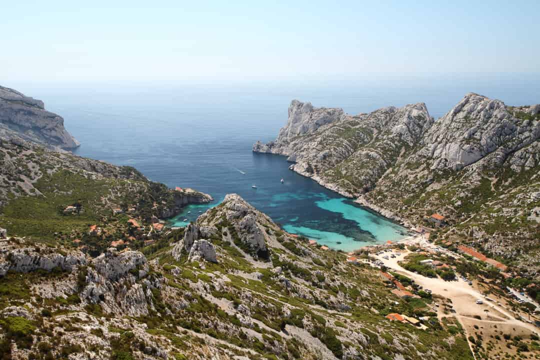 Image d'une activité par défaut, dans une ville face à la mer et la montagne.