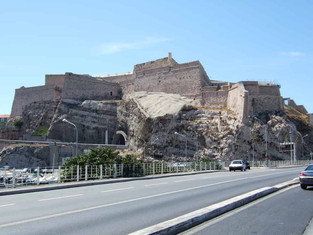 Image d'une activité par défaut, dans une ville face à la mer et la montagne.