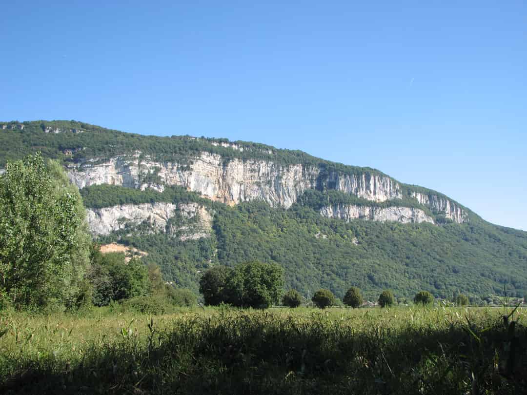 Image d'une activité par défaut, dans une ville face à la mer et la montagne.