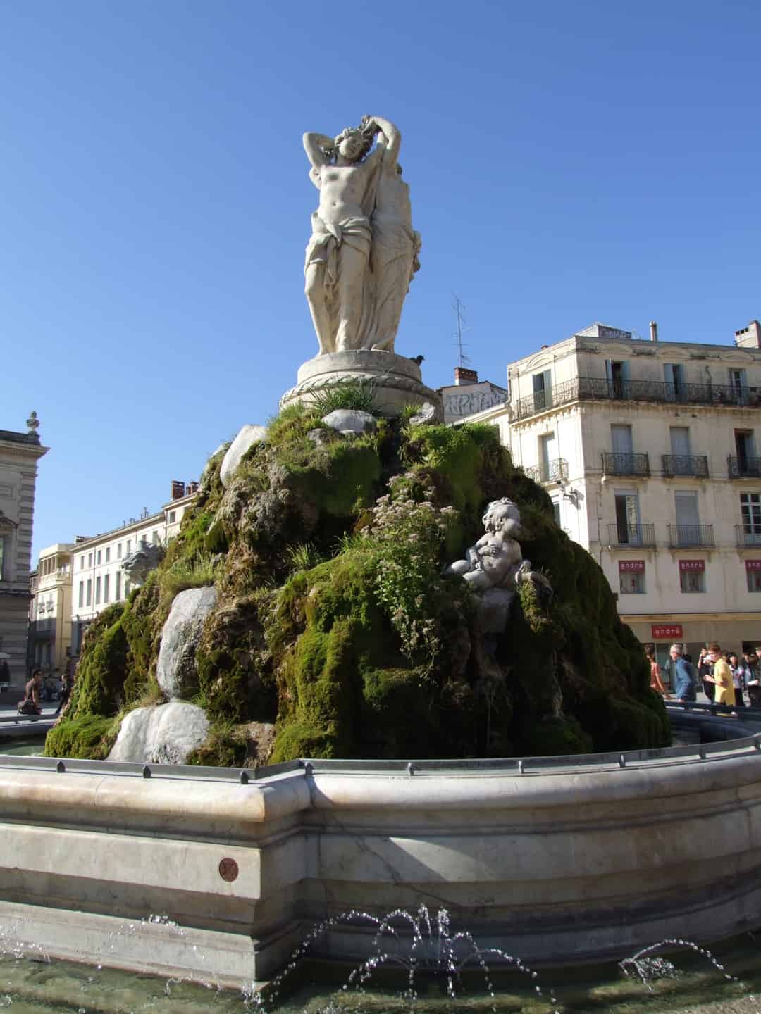 Image d'une activité par défaut, dans une ville face à la mer et la montagne.