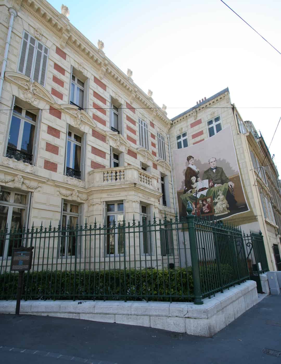 Image d'une activité par défaut, dans une ville face à la mer et la montagne.