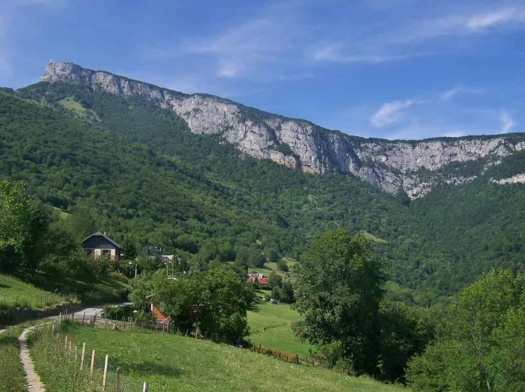 Image d'une activité par défaut, dans une ville face à la mer et la montagne.