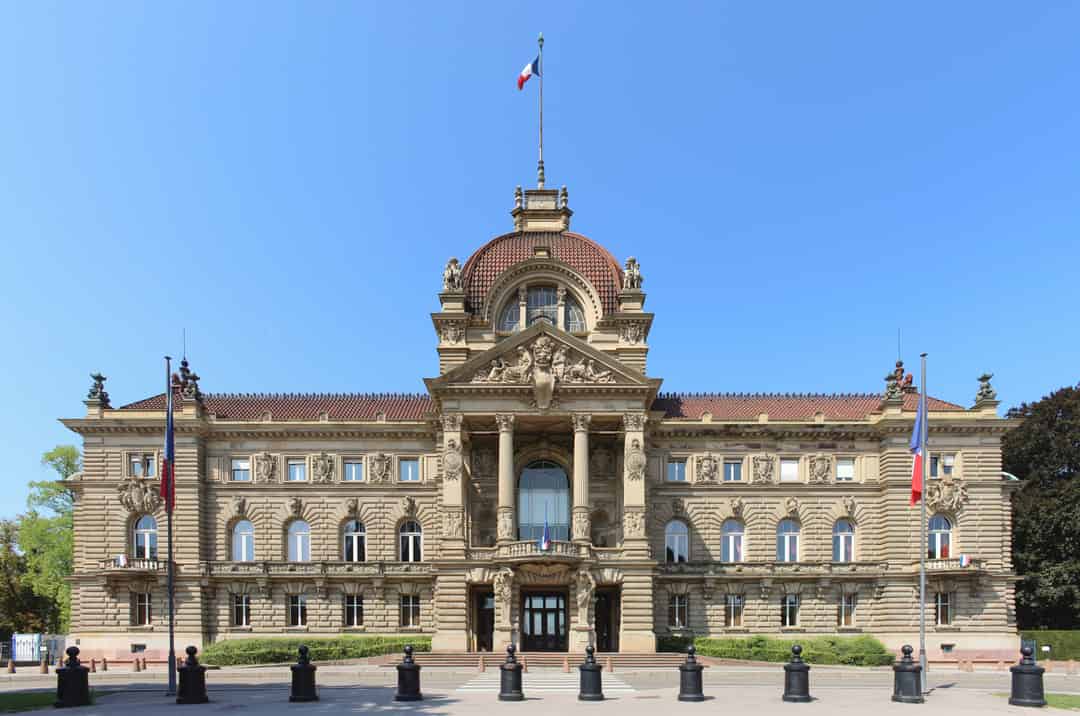 Image d'une activité par défaut, dans une ville face à la mer et la montagne.