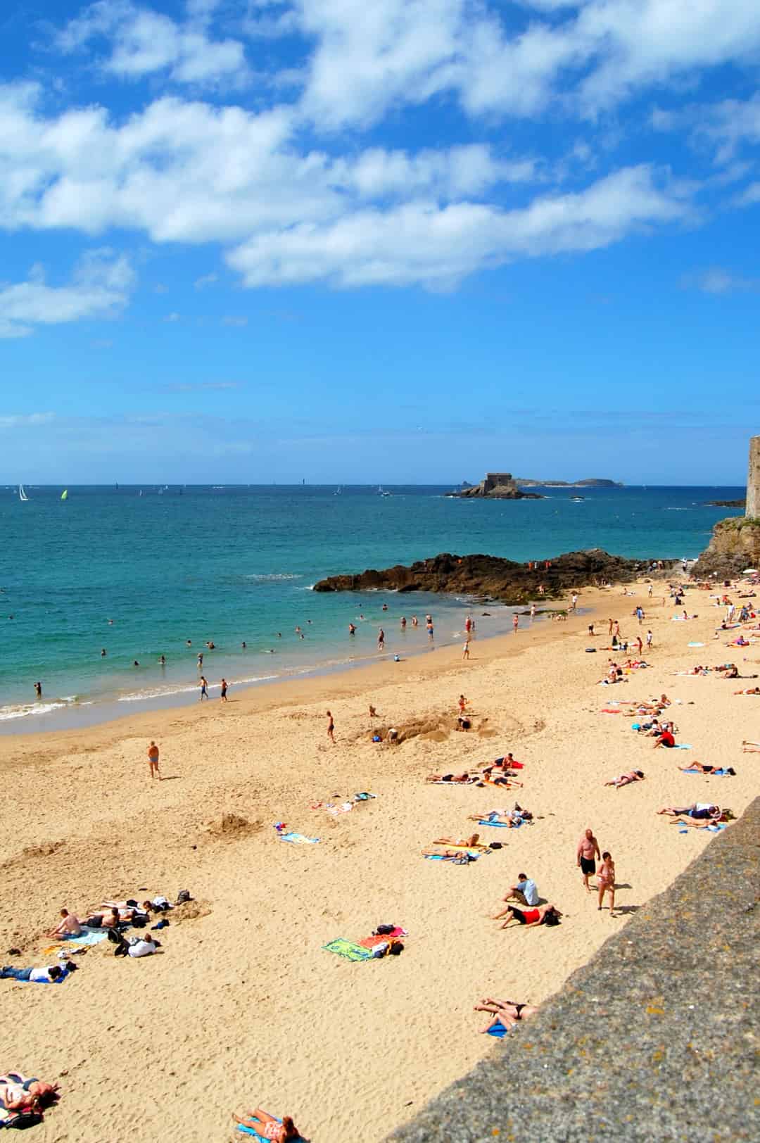 Image d'une activité par défaut, dans une ville face à la mer et la montagne.