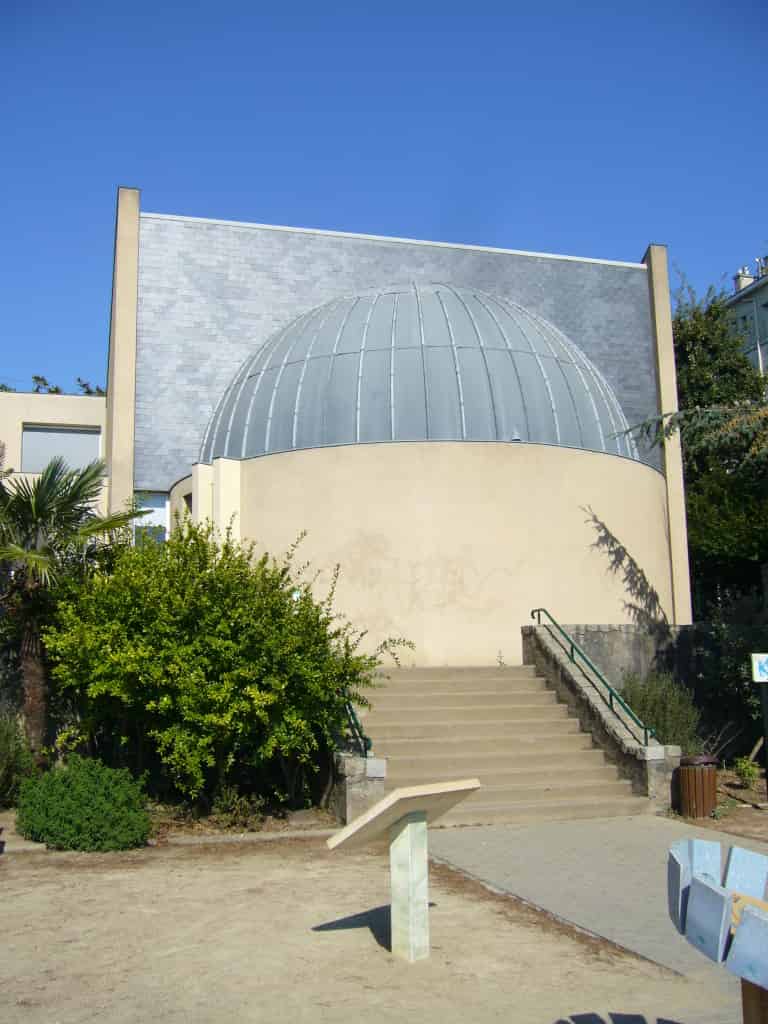 Image d'une activité par défaut, dans une ville face à la mer et la montagne.