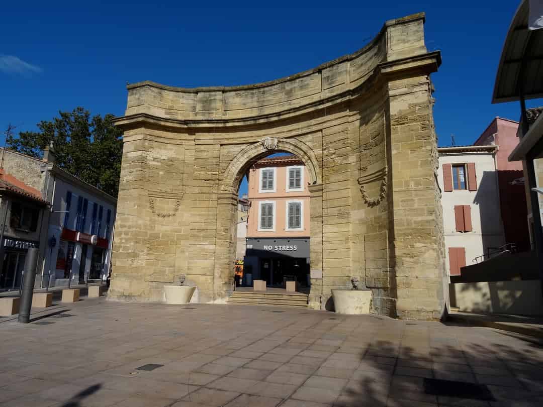 Image d'une activité par défaut, dans une ville face à la mer et la montagne.