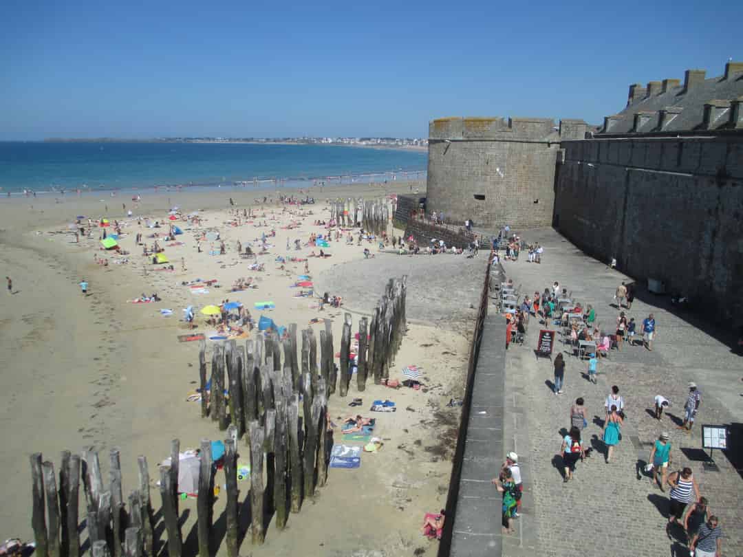 Image d'une activité par défaut, dans une ville face à la mer et la montagne.