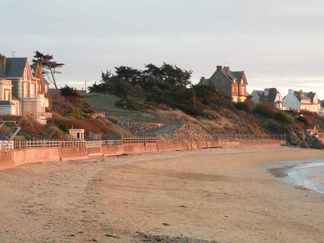 Image d'une activité par défaut, dans une ville face à la mer et la montagne.