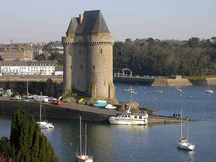 Image d'une activité par défaut, dans une ville face à la mer et la montagne.