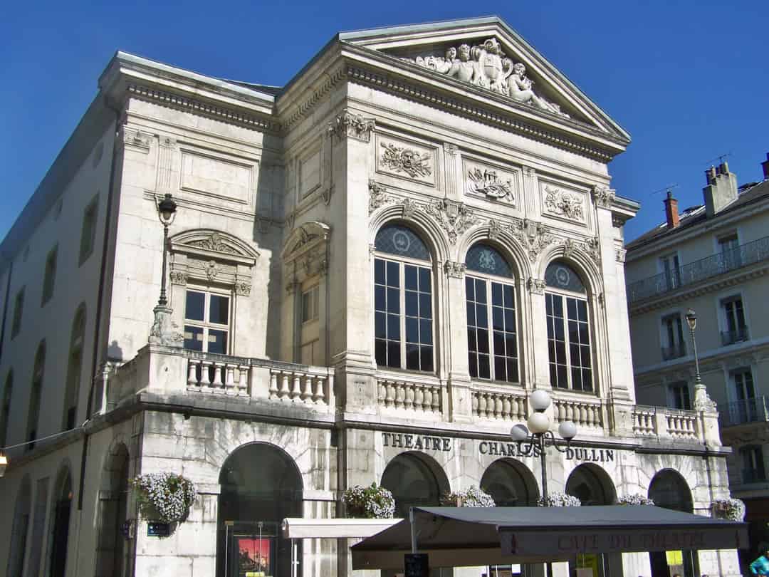 Image d'une activité par défaut, dans une ville face à la mer et la montagne.