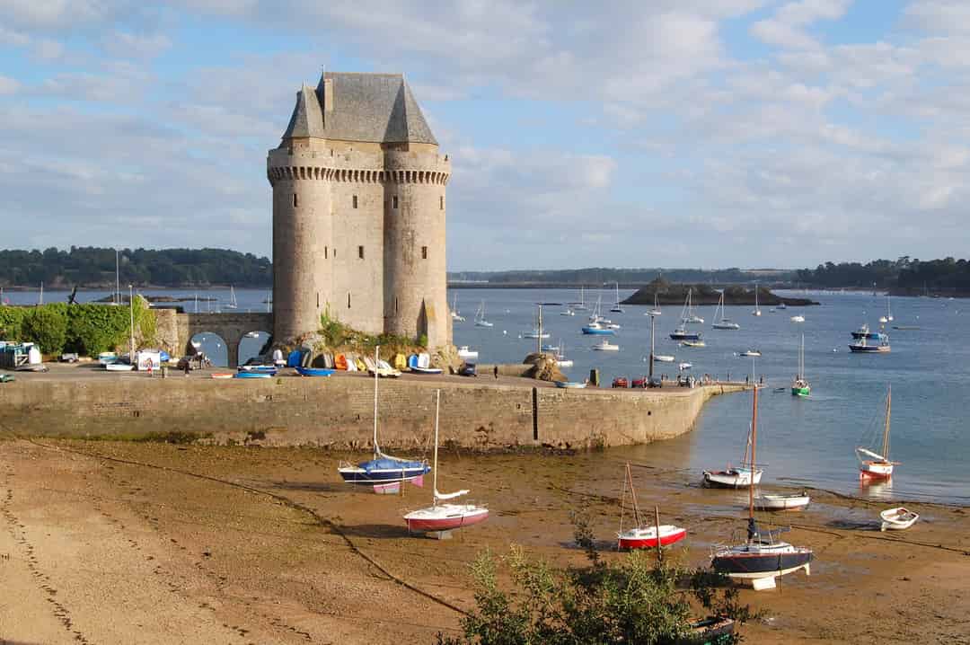 Image d'une activité par défaut, dans une ville face à la mer et la montagne.