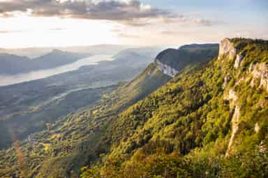 Représentation d'une destination face à la mer et la montagne.