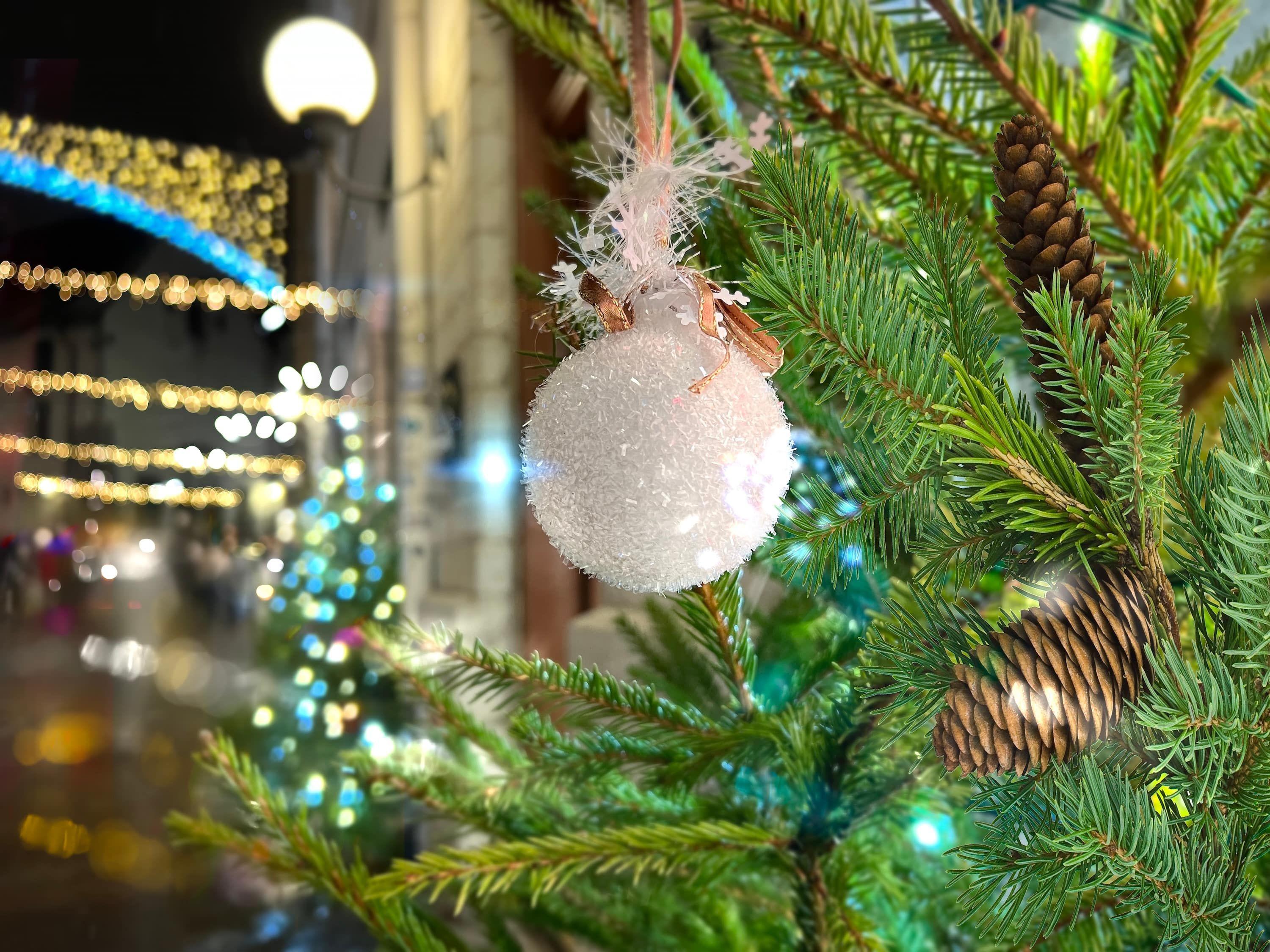 Sapin avec boule de noël